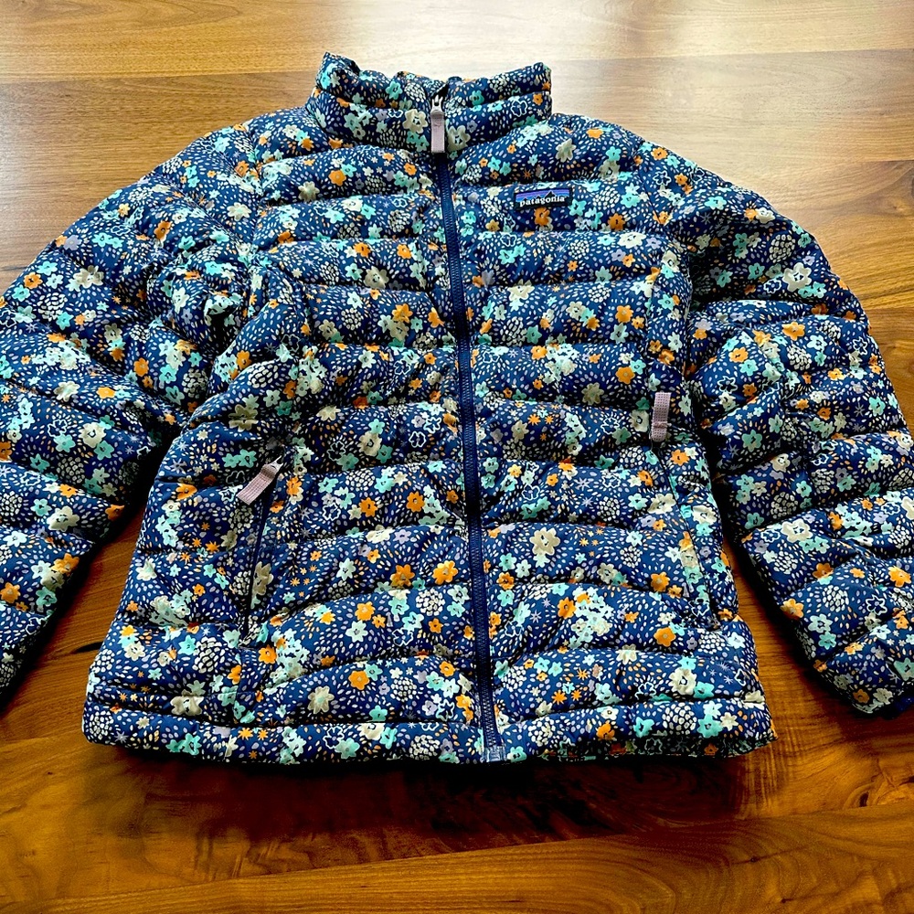 Patagonia Girls Puff Coat Size 10  EUC no rips or stains .